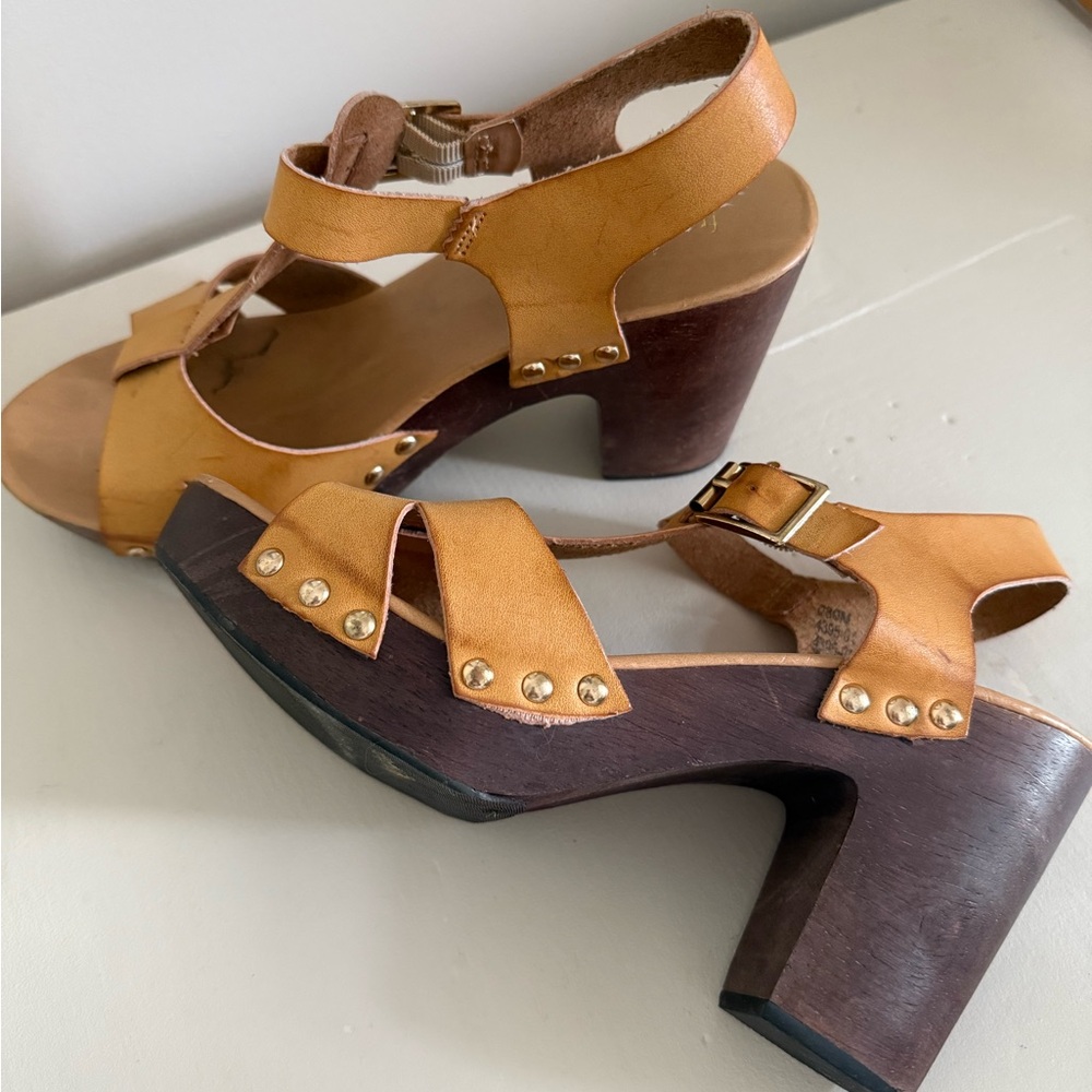 Francesca’s Tan Leather platform sandals